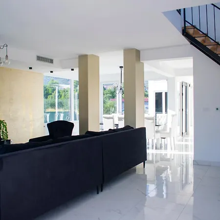 Hotel Queen Helen Kaštel Novi